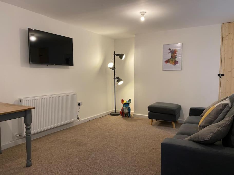 Modern 2 Bedroom Cottage Near Bike Park Wales. マーサー・ティドビル エクステリア 写真